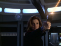 Janeway verteidigt die Brücke gegen die Geister des Glücks.jpg