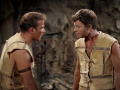 Kirk und McCoy streiten über die Waffenlieferung.jpg