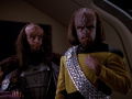 Worf quittiert den Dienst und legt den Kommunikator ab.jpg