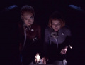 Janeway und Seven versprechen der elektromagnetischen Lebensform sie in ihren Nebel zurückzubringen.jpg