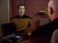 Picard rät Data die Bedeutung der Bilder für sich zu erkennen.jpg
