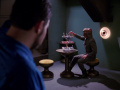 Riker beobachtet die Ferengi-Wache beim Schach.jpg