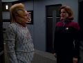 Janeway fragt Neelix nach seinen Absichten.jpg