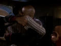 Sisko bedankt sich bei seinem Sohn.jpg