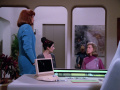 Crusher und Troi informieren Anne Jameson dass ihr Mann wohl sterben wird.jpg