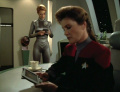 Janeway und Seven of Nine untersuchen den Unfall.jpg