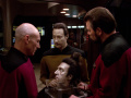 Picard Riker und Data untersuchen Datas Kopf.jpg