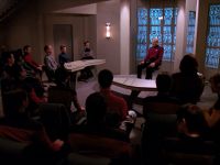 Picard im Verhörraum.jpg