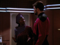 Guinan erinnert Riker daran, dass er der Captain ist.jpg