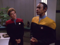Janeway spricht mit Tuvok nach der Gedankenverschmelzung.jpg