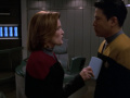 Janeway hält Kim eine Standpauke wegen dessen nicht genehmigter Beziehung zu Derran Tal.jpg