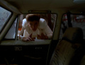 Janeway blickt durch das Fenster eines Lada.jpg