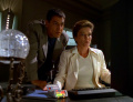 Janeway und Chakotay dringen in Starlings Computer ein.jpg