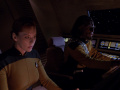 Worf und Kellogg versuchen mit einem Shuttle zum Planeten zu fliegen.jpg