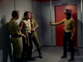 Chekov bedroht Kirk mit dem Phaser.jpg