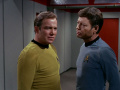 Kirk erzählt McCoy, dass er den M5-Computer für gefährlich hält.jpg