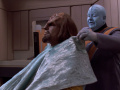 Mot legt Worf einen Friseurumhang um.jpg