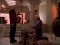 Picard sieht Briam beim Musikspiel zu.jpg