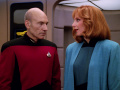 Picard erinnert Dr. Crusher, dass sie einen Antrag für Quaice' Besuch hätte stellen müssen.jpg