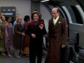 Janeway ermahnt den Doktor seinen Pflichten nachzukommen.JPG