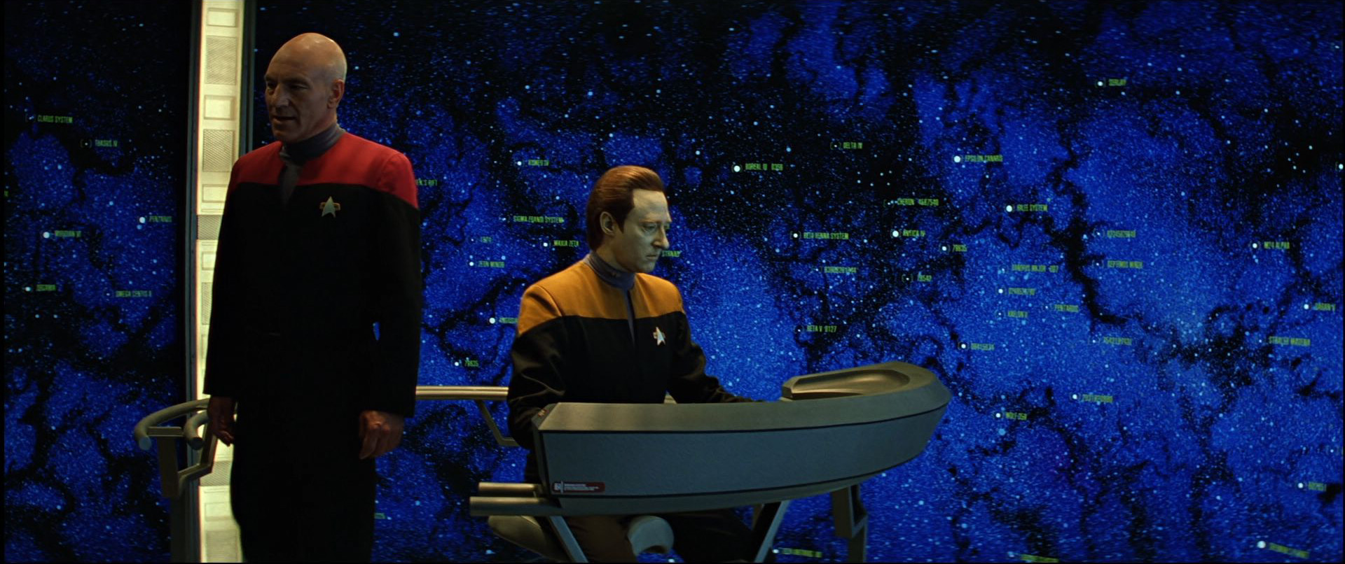Picard und Data in der Stellarkartographie.jpg
