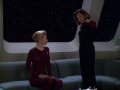 Janeway informiert Seven über Kurros' Angebot.jpg