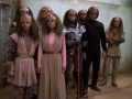 Klingonen sind bereit sich mit Worf hinrichten zu lassen.jpg