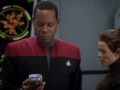 Sisko untersucht das Labor der T'Lani.jpg
