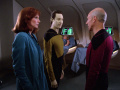 Picard verlangt von Data eine Erklärung.jpg
