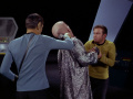Spock betäubt Lal mit dem Nackengriff.jpg