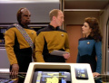Troi und Worf sprechen mit Walter Pierce.jpg