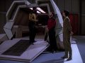 La Forge sagt Riker, dass das Shuttle startklar ist.jpg