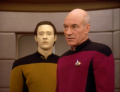 Picard übergibt das Kommando an Riker, während er sich mit Data auf die Suche nach dem Torpedo macht.jpg