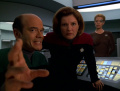 Der Doktor erklärt Janeway und Seven, dass Iko einen neuralen Defekt hatte.jpg