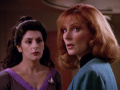 Dr. Crusher informiert Troi, dass ihre Untersuchung auf einen Hirnschaden hinweist.jpg