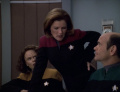 Torres und Janeway konkurrieren um den Doktor.jpg