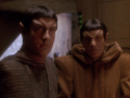 Picard und Data als Romulaner verkleidet.jpg