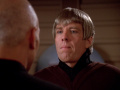 DeSeve überbringt Picard eine Botschaft von Spock.jpg