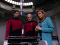 Dr. Crusher informiert Picard und Riker, dass die Zellreste mit dem Metall verschmolzen sind.jpg