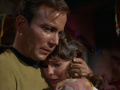 Kirk tröstet Miri, nachdem er Louise töten musste.jpg