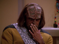 Worf erfährt, dass Alexander stiehlt und es als klingonisch rechtfertigt.jpg