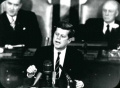 Kennedy hält eine Rede.jpg