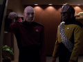 Picard sagt Worf, dass sie permanent wachsam sein müssen.jpg