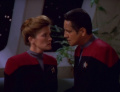 Janeway und Chakotay besprechen die Situation um Seskas Baby.jpg