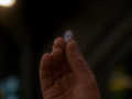 Odo schaut sich den Datenkristall an.jpg