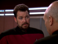 Riker fragt Picard wie er Darens Anforderungen bescheiden soll.jpg