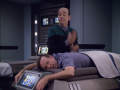 Barclay bekommt Massage vom Doktor-Hologramm.jpg