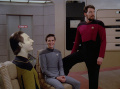Offiziere amüsieren sich über Lwaxanas Kompliment für Picards Beine.jpg