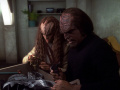 Ba'el zeigt Worf ein D'k tahg.jpg