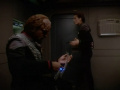 Dax streitet mit Worf in seinem Quartier auf der USS Defiant.jpg